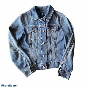 Gap jean Jacket size small.  Light/medium wash